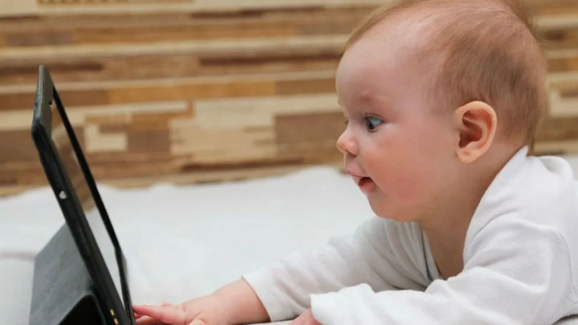 Во Франции хотят запретить детям до 3 лет доступ к гаджетам с экранами.