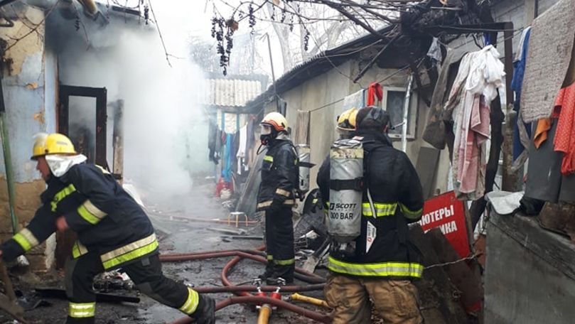 O casă din Capitală, în flăcări. Pompierii au evacuat o butelie de gaz