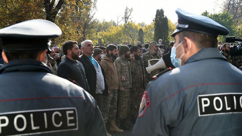 В Армении смягчили режим военного положения.