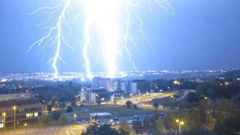 Vreme extremă în Europa: Un fulger triplu a fost surprins în Cehia
