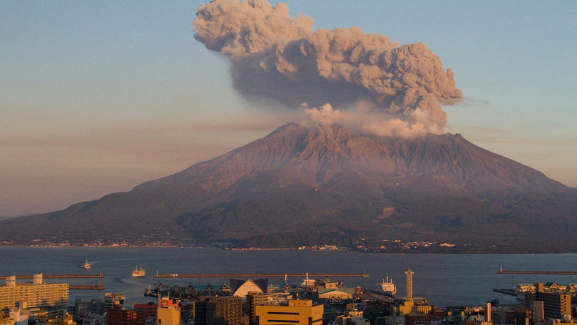 Imagini inedite: Momentul în care un vulcan erupe în Japonia