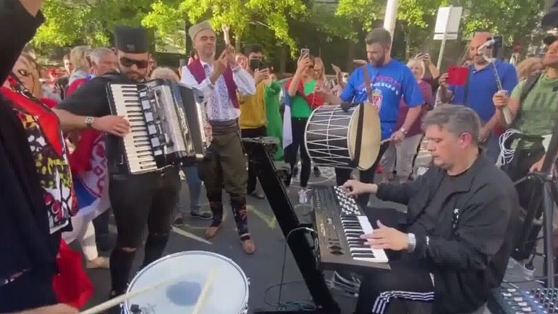 Fanii lui Djokovic au dansat în fața hotelului unde e reținut sportivul