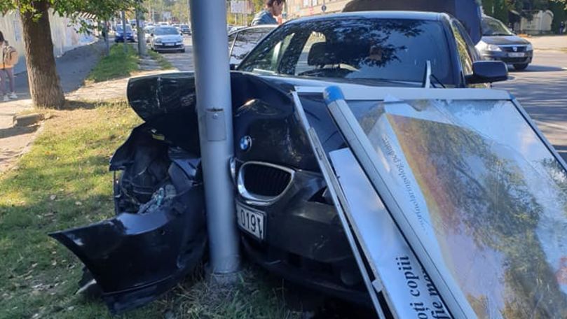 Panou publicitar, distrus de un BMW pe o stradă din Chișinău