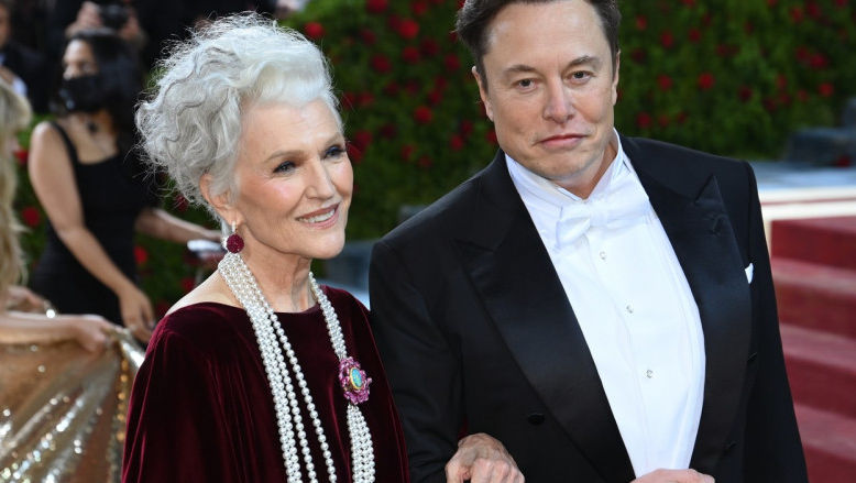 Mama lui Elon Musk spune că doarme într-un garaj când își vizitează fiul