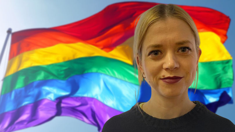 O fotografă rusă, judecată pentru că a publicat online un simbol al LGBT