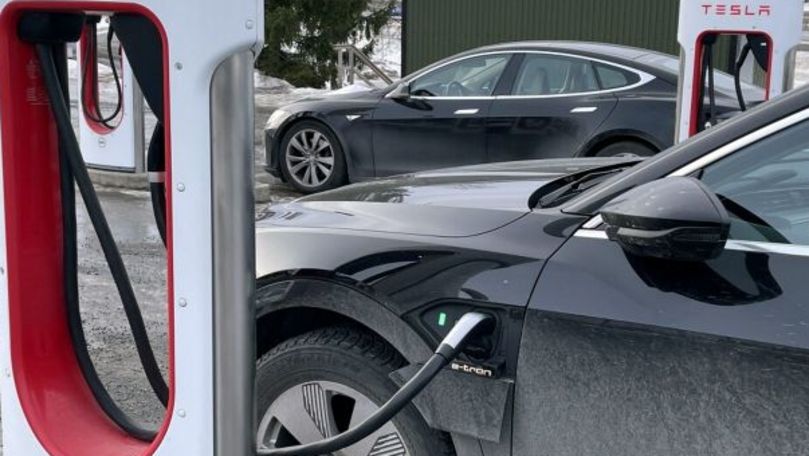 Tesla открыла зарядные станции Supercharger для "чужих" электрокаров.