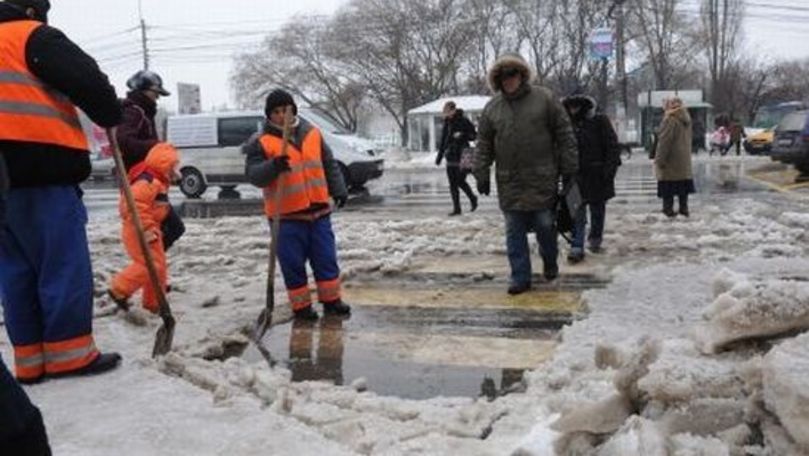 Asfaltare pe ninsoare, filmată pe străzile din capitala Ucrainei