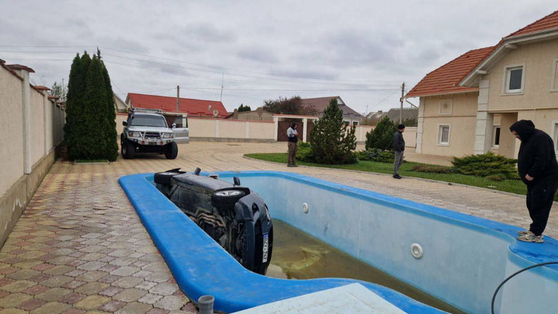 Incident lângă Tiraspol: Un BMW a ajuns într-o piscină. Cum a fost scos