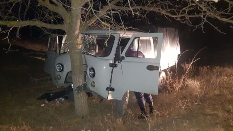 Accident la Căușeni: O mașină de la Union Fenosa a intrat într-un copac