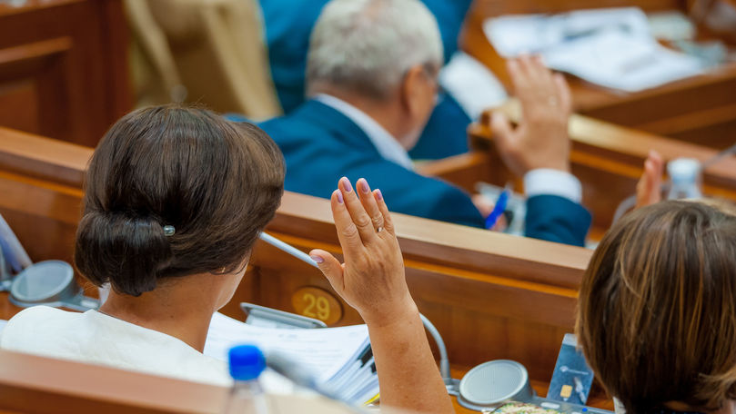 Депутаты приняли Декларацию о несогласии с роспуском парламента.