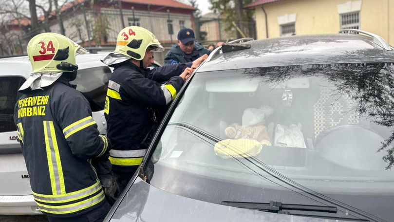 Intervenție la Orhei: Un copil de un an a rămas blocat într-o mașină