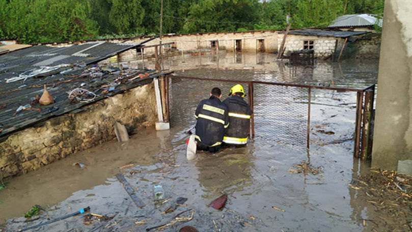 Zeci de gospodării și terenuri agricole din satul Dereneu, inundate