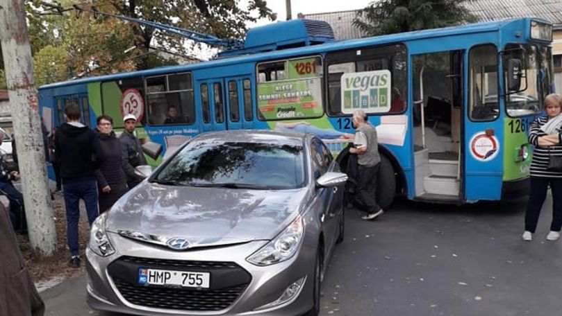 Un șofer a blocat mai multe troleibuze pe o stradă din Chișinău