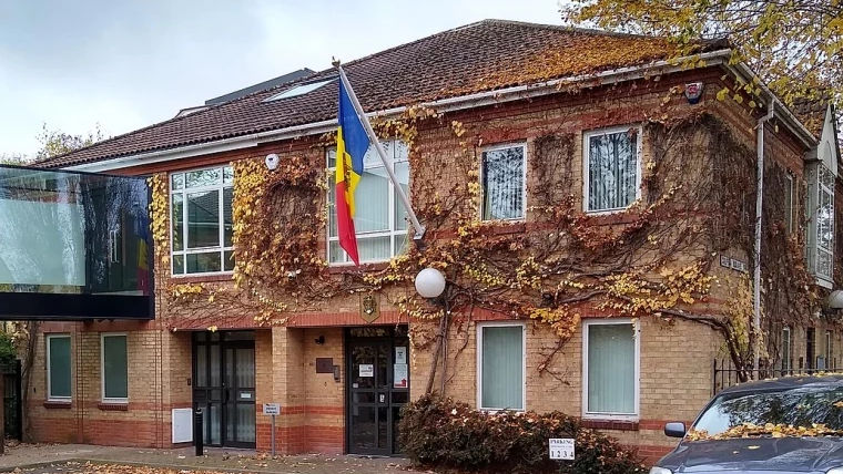 Tineri din Moldova au organizat protest la Ambasada Moldovei din Londra
