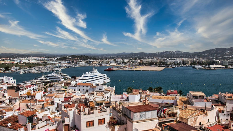 Decese bizare în Ibiza. Doi scoţieni au murit căzând de la balcon