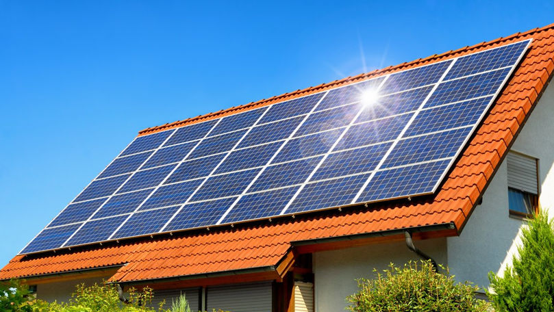 Европейцы массово устанавливают солнечные панели на крышах.