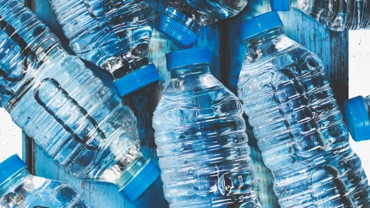 Cât plastic înghiți într-o săptămână dacă bei apă îmbuteliată