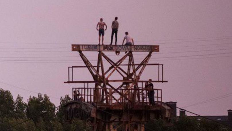 Молодежь облюбовала опору канатной дороги на Буюканах.