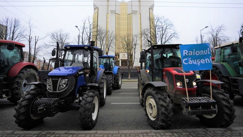 Перед зданием парламента проходит очередной протест фермеров. Фото: Point.md.