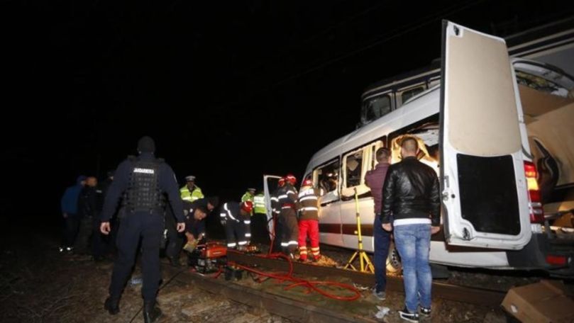 Microbuz plin cu pasageri, lovit de tren în România: 4 morți