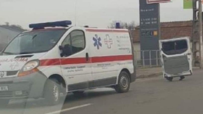 Imagine virală: O ambulanţă şi-a pierdut uşa pe drum