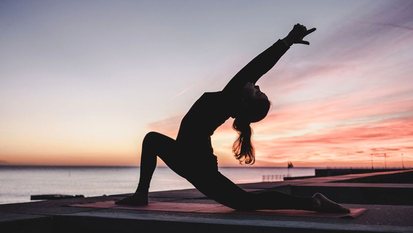 Beneficiile aduse de yoga fierbinte: De ce ar merita efortul