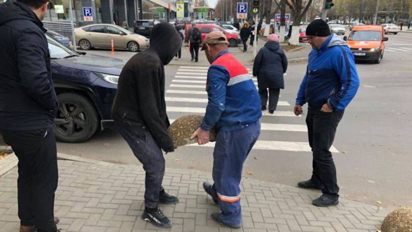 Gata cu parcările pe trotuar: În sectorul Râșcani au apărut bariere
