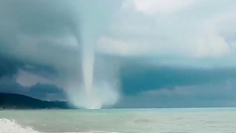 Rusia: O tornadă a fost filmată în apropiere de o plajă la Soci
