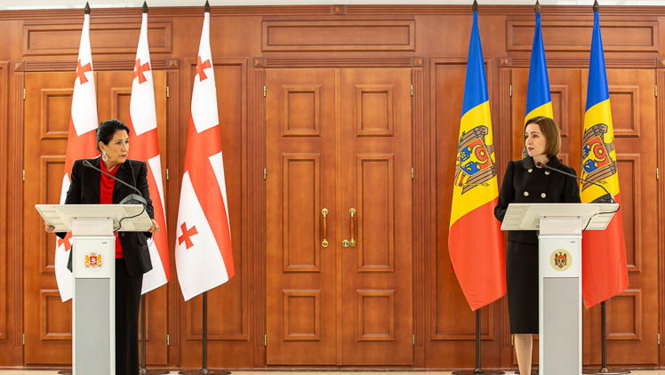 Maia Sandu i-a conferit Ordinul Republicii ex-președintelui Georgiei