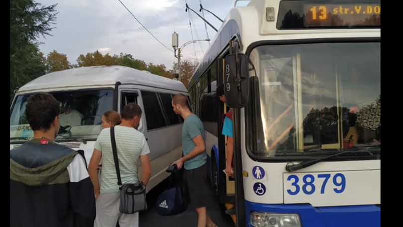 Accident în Capitală: Un microbuz de rută și un troleibuz s-au ciocnit