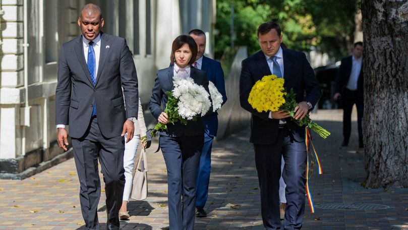 Maia Sandu și Andrei Năstase au depus flori la Ambasada SUA