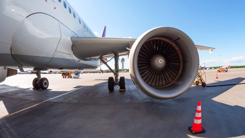 Momentul în care un bărbat se aruncă în motorul pornit al unui avion
