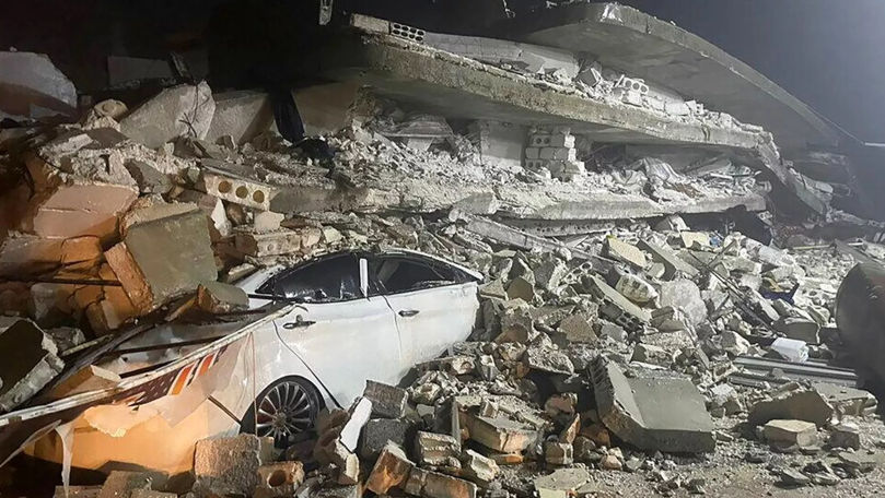 В Турции обнаружили 284 жертвы, погибших в результате мощных землетрясений.