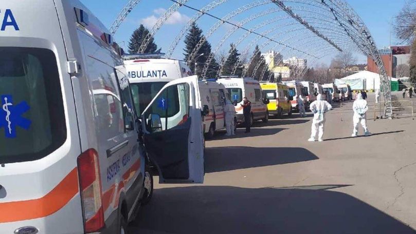 Coloană de ambulanțe, surprinsă la Centrul COVID-19 de la Moldexpo