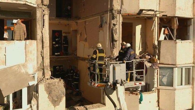 Momentul în care proprietarea apartamentului explodat este evacuată