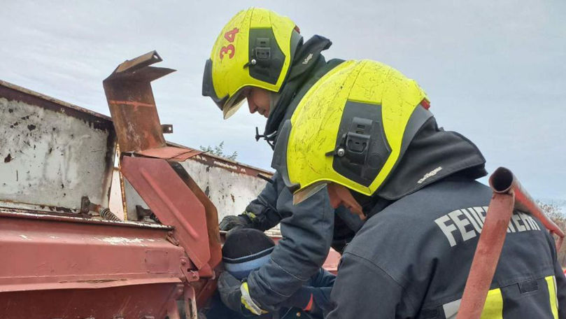 Un bărbat, salvat după ce a fost prins într-o semănătoare agricolă