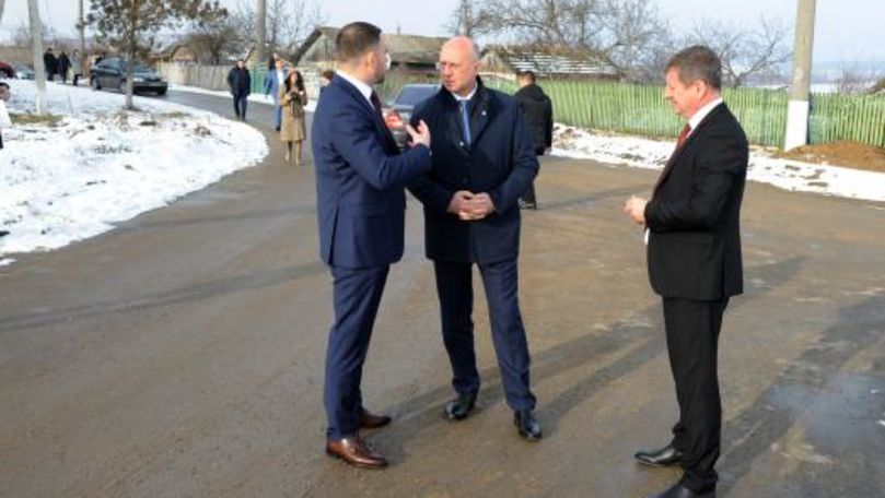 Premierul Pavel Filip a inspectat un drum din raionul Strășeni