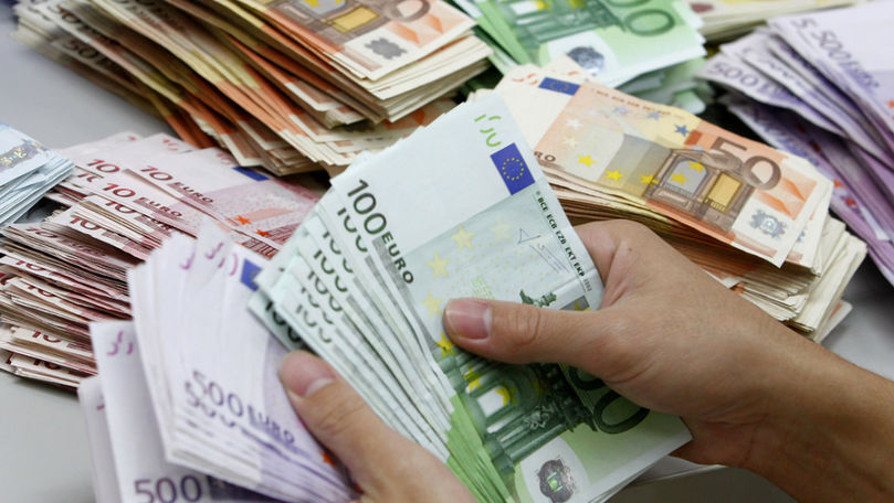 Уменьшился объем денежных переводов.