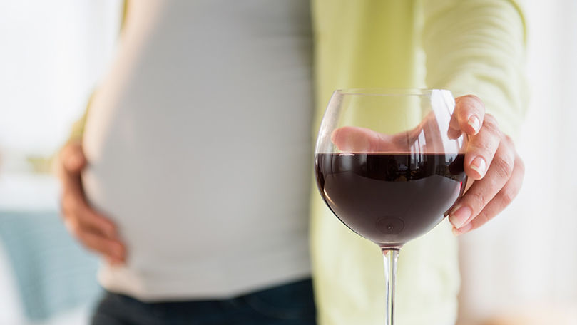 Alarmant: Tot mai multe moldovence consumă alcool în timpul sarcinii