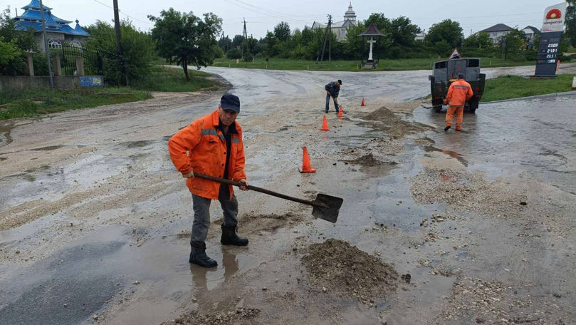 ASD: 12 sectoare de drum au fost afectate de ploi