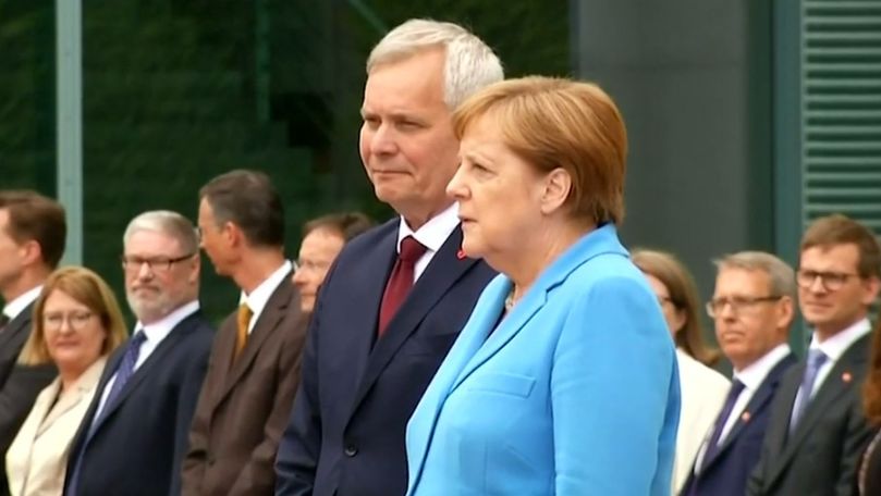 Angela Merkel, filmată cum tremură din nou la o ceremonie oficială