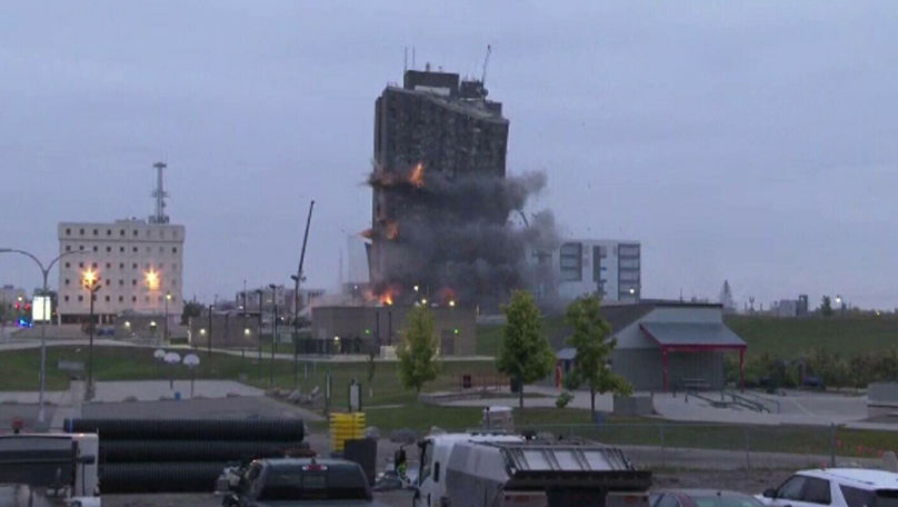 Imagini spectaculoase cu demolarea unui zgârie-nori din SUA