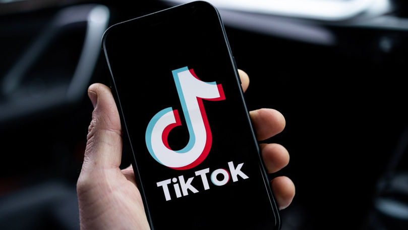 O tânără din Chișinău a pozat goală pe morminte, pentru TikTok