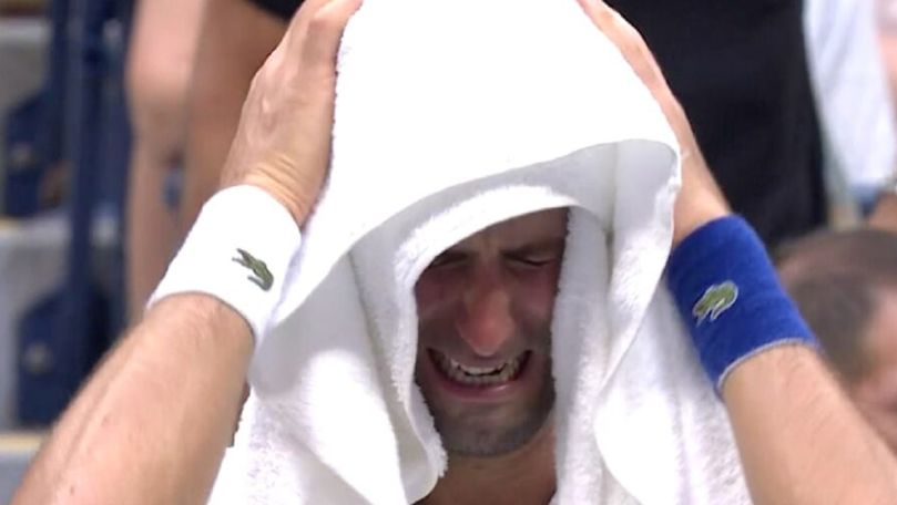 Tenismenul Novak Djokovici, surprins cum plânge în timpul unui meci