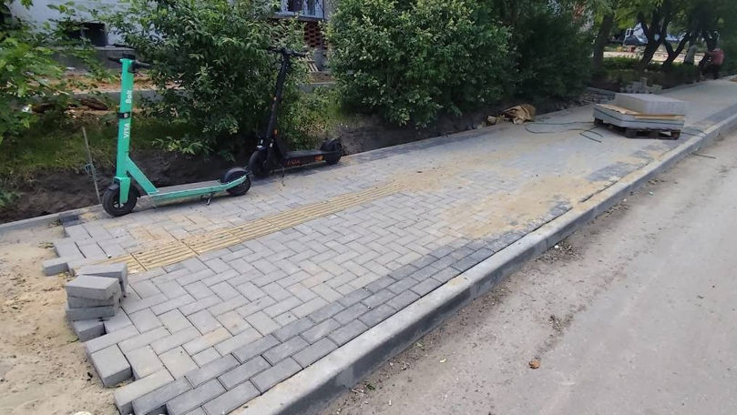 Renovarea trotuarului din strada Sarmizegetusa, în plin proces