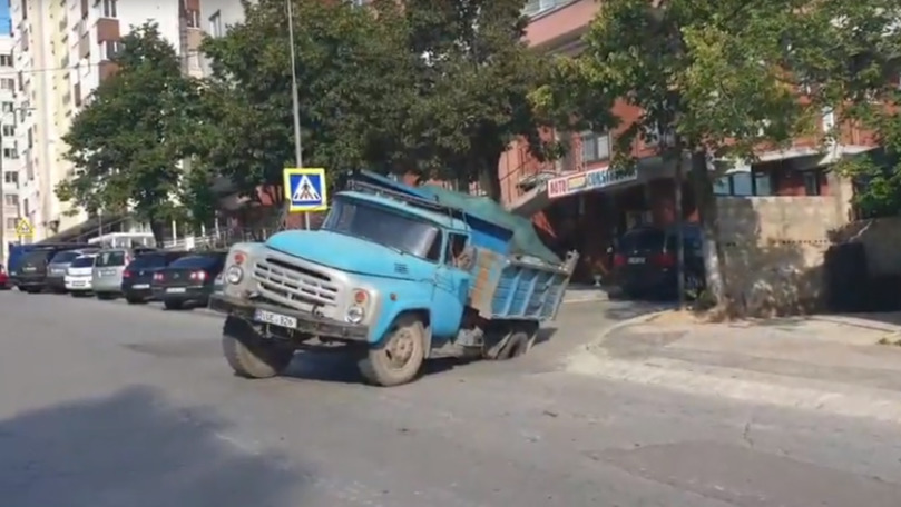 Un camion a rămas blocat într-o groapă formată pe o stradă din Capitală