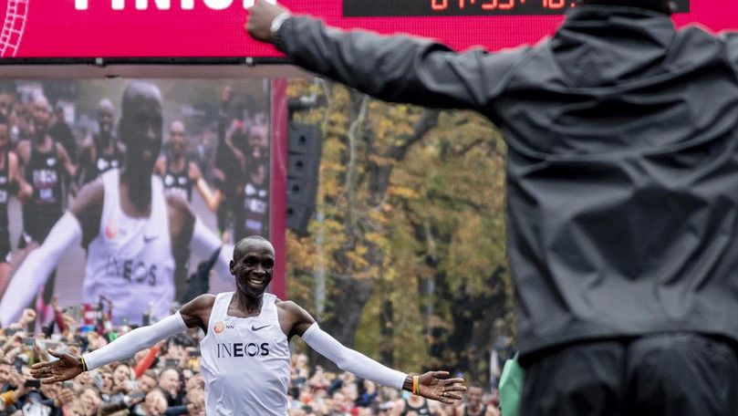 Record mondial: Un atlet a alergat maratonul în mai puțin de 2 ore