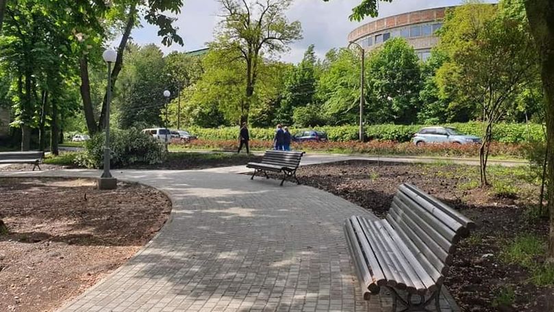 Работы по восстановлению сквера на улице Академической выполнены на 95%.