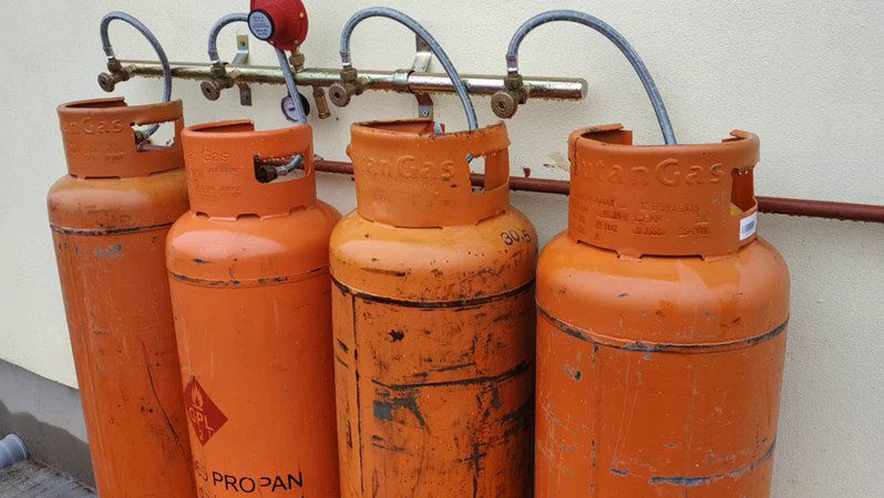 Zeci de familii dintr-un bloc din Durlești au în casă butelii cu gaz