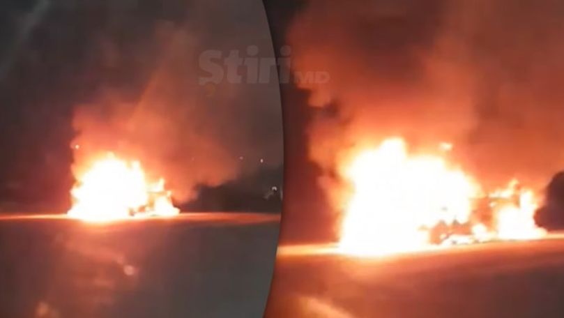 O maşină, filmată cum arde ca o torţă pe o stradă din Capitală